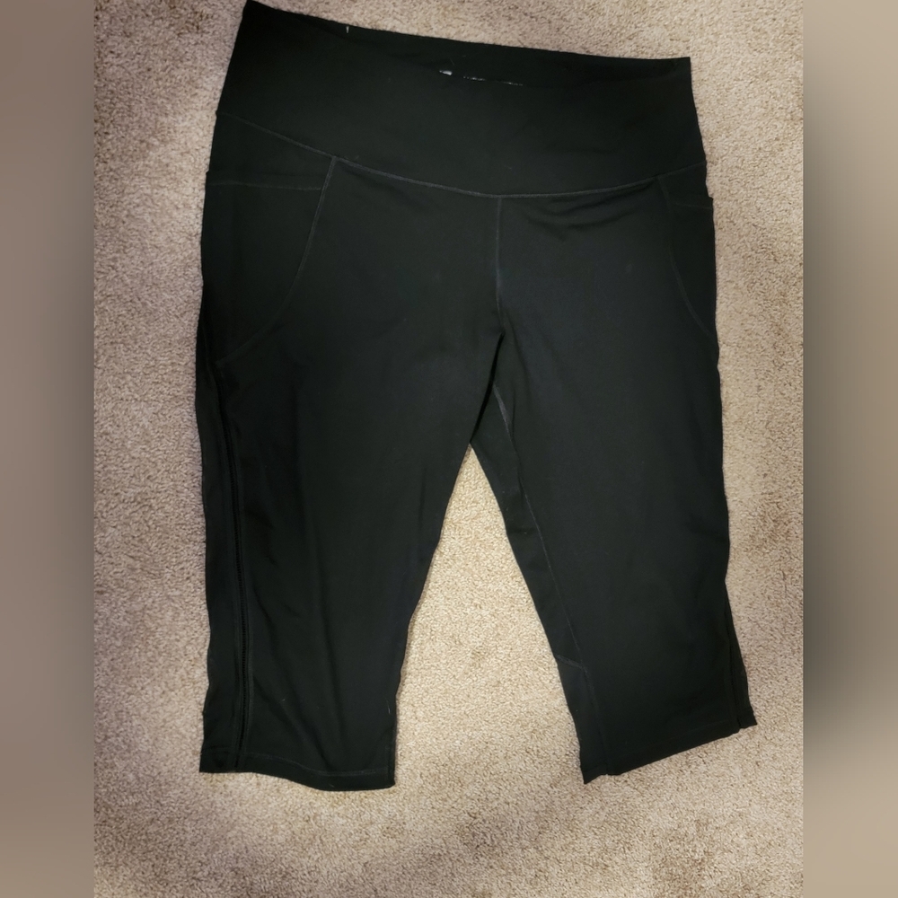 Victoria's Secret Black Capri Leggings size XL